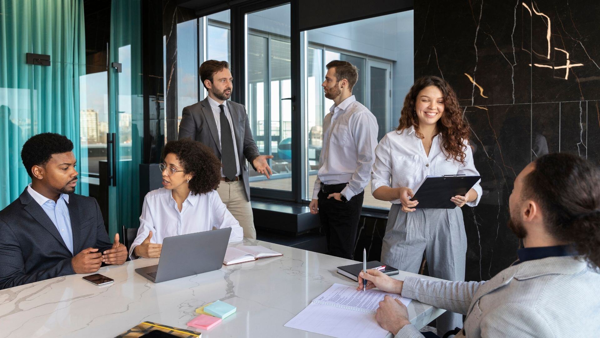 Imprenditore e business coach ActionCOACH durante una sessione di analisi strategica aziendale