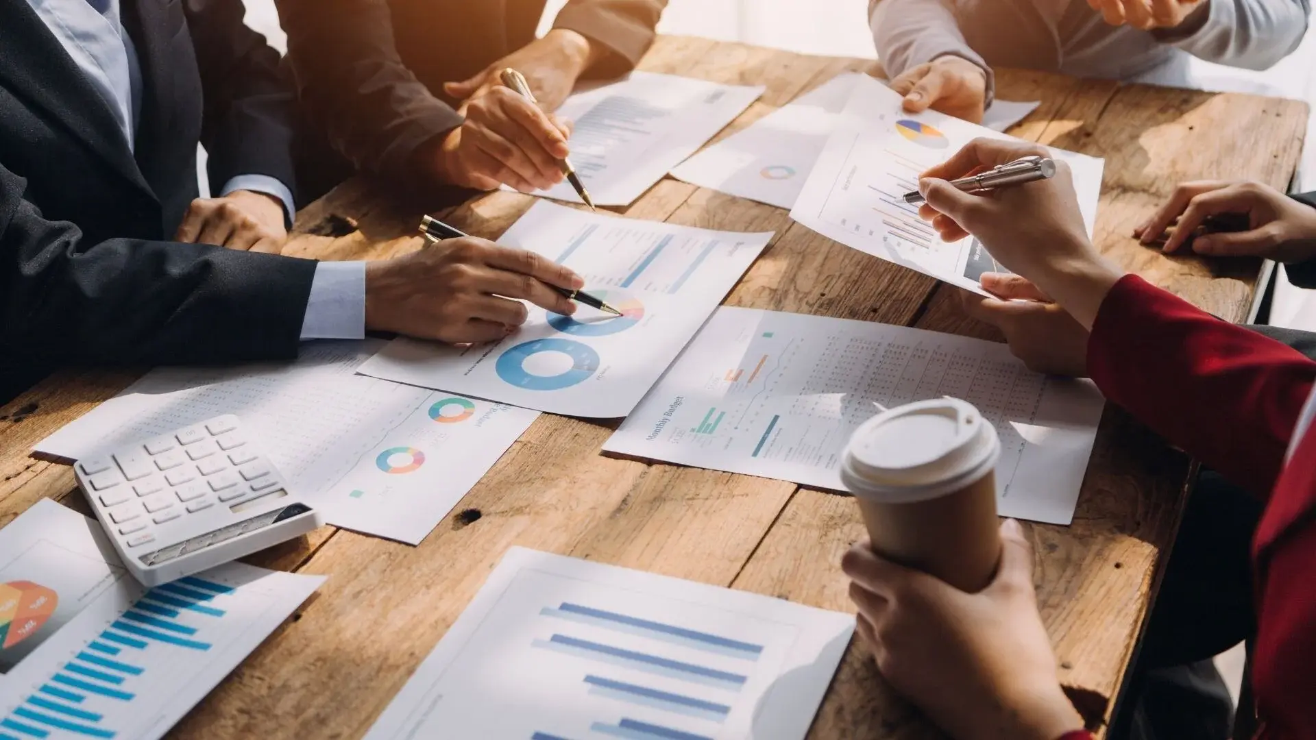 Imprenditore che valuta i programmi di business coaching ActionCOACH individuale e di gruppo